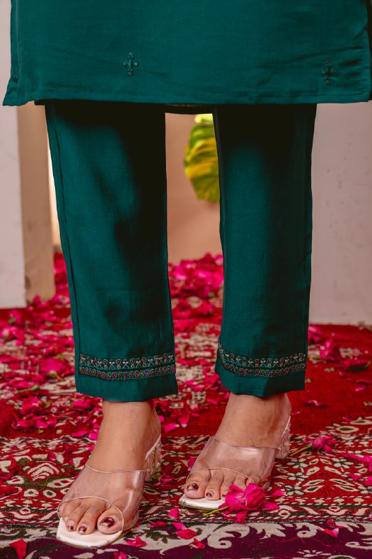 Kurti Pant Dupatta Set brings you the best of both worlds.