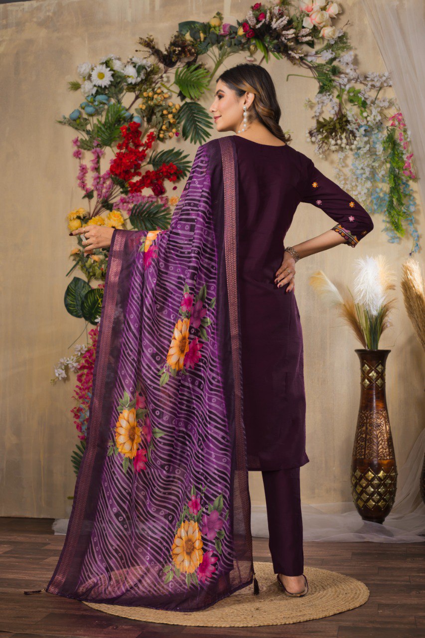 Straight Kurti Pant Dupatta Set brings you the best of both worlds.