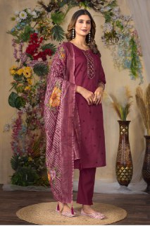 Straight Kurti Pant Dupatta Set brings you the best of both worlds.